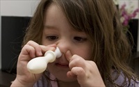 Thổi bóng bay bằng mũi giúp bé điều trị chảy mủ tai