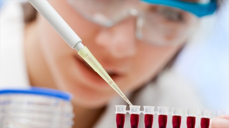7 loại xét nghiệm máu bắt buộc với cha mẹ của bạn