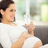 Bị phù khi mang thai – có nên uống ít nước?