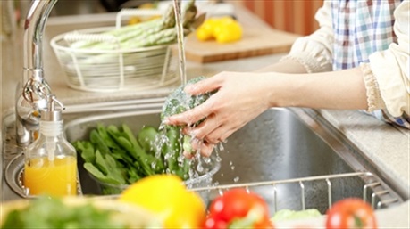 Những sai lầm khi rửa rau sống mà các bà nội trợ thường mắc phải