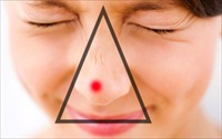 Nặn mụn vùng 'tam giác tử thần' trên mặt có thể gây tử vong
