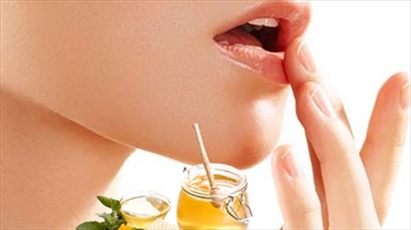 7 thành phần được bác sĩ da liễu khuyên dùng giúp làm dịu đôi môi khô nứt nẻ