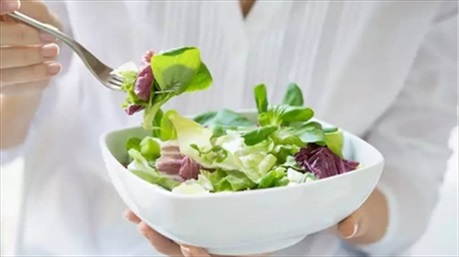 Sai lầm phổ biến khi làm món salad khiến nỗ lực giảm cân thành công cốc