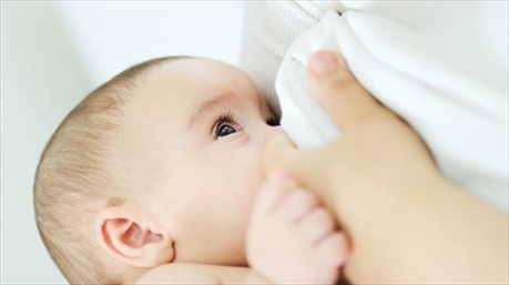 Nuôi con bằng sữa mẹ giúp ngăn ngừa tích tụ chất béo, giảm nguy cơ mắc bệnh tim mạch