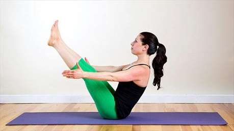 3 tư thế yoga đơn giản giúp bạn giảm cân trong mùa dịch