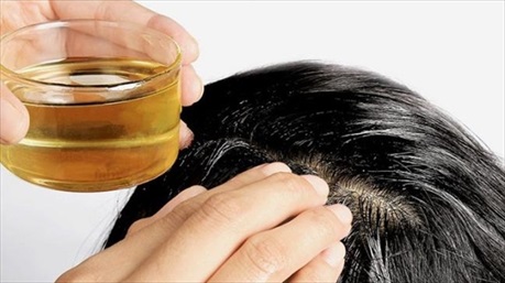 Bạn đã biết dùng dầu dừa đúng cách để giữ cho mái tóc khỏe mạnh trong mùa đông?