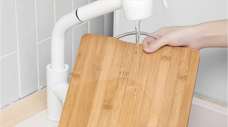 Đừng rửa thớt bằng xà phòng, đây là mẹo nhỏ để bạn rửa sạch thớt gỗ dùng lâu không bị mốc